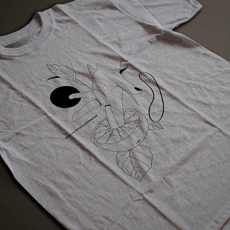 T-shirt gris unisexe Feeling Yourself par Léa Dussault Chaos Tattoo et Désirables Grey t-shirt